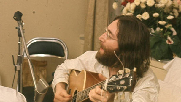 Джон Леннон во время записи песни "Give Peace a Chance" 