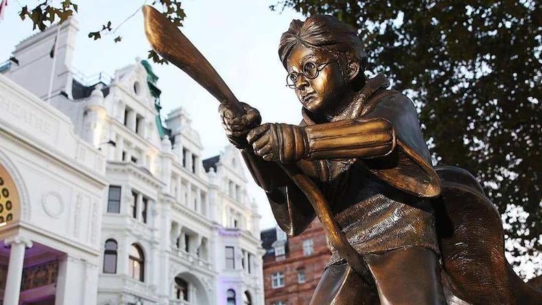 В Лондоне появилась скульптура, посвященная Гарри Поттеру