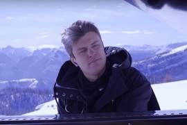 Рояль в горах: Евгений Хмара снял клип над альпийскими облаками