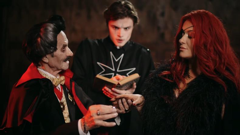 Чапкис в роли Дракулы, Могилевская – его спутницы: выложен новый клип