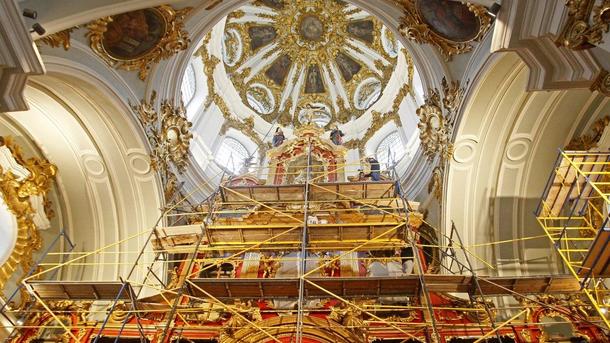 Известная особенность Андреевской церкви – она построена без колоколен Известная особенность Андреевской церкви – она построена без колоколен