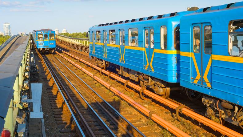 Киевский метрополитен обзавелся новыми поручнями