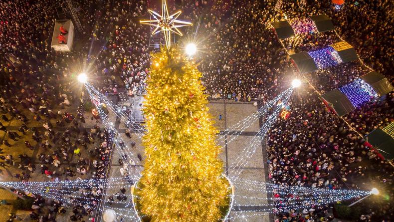 Не звезда и не ангел: На верхушке главной елки в Киеве появилась шляпа