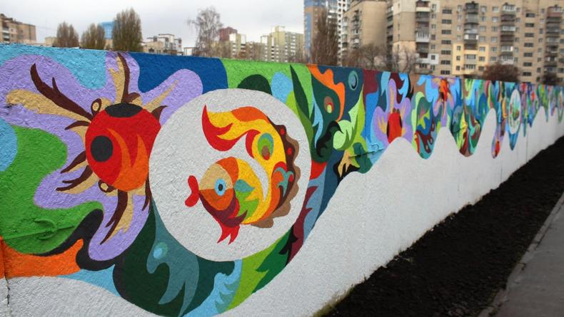 В Киеве на Дарнице украсили муралом 86-метровую стену