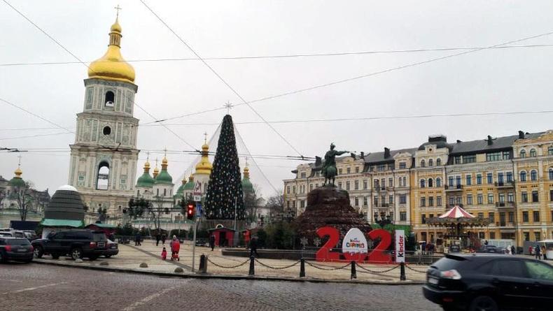 Верхушку главной елки страны в Киеве украсили звездой