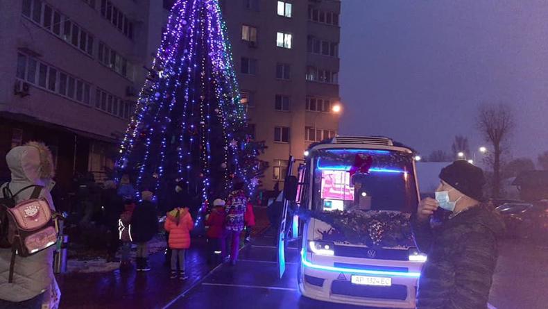 Праздник на колесах: В Киеве курсирует музыкальный автомобиль