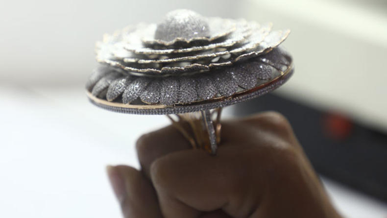 В Книгу рекордов Гиннесса внесено кольцо с 12 638 бриллиантами