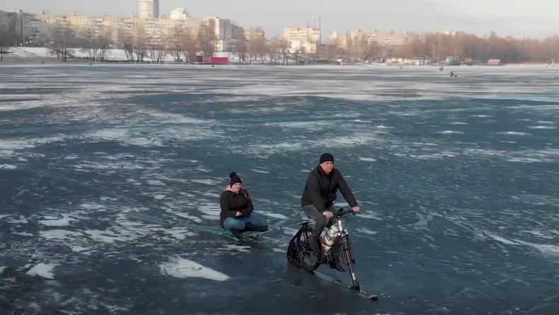 Опасное развлечение: Появилось видео поездки на тонком льду в Киеве