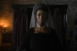 Появился кадр сериала, где королеву Англии играет темнокожая актриса