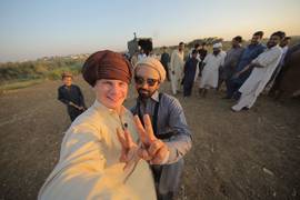 Дмитрий Комаров посетил в Пакистане гонки и клетку с крокодилами