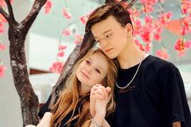 В сети обсуждают роман блогеров 8 и 13 лет