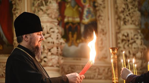 Существует мнение, что в первые минуты после схождения Благодатный огонь не обжигает Существует мнение, что в первые минуты после схождения Благодатный огонь не обжигает
