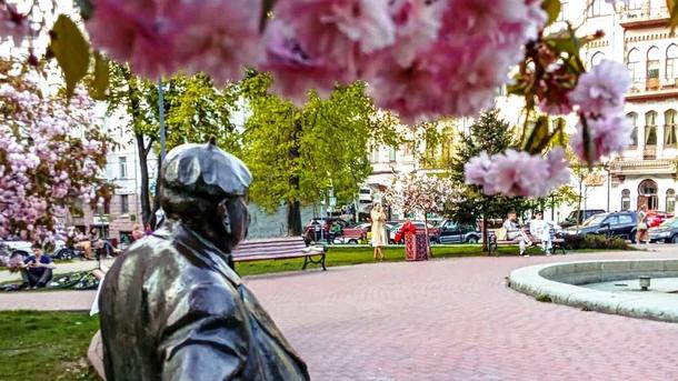 На площади Ивана Франко за цветением сакур наблюдает и памятник Николаю Яковченко 