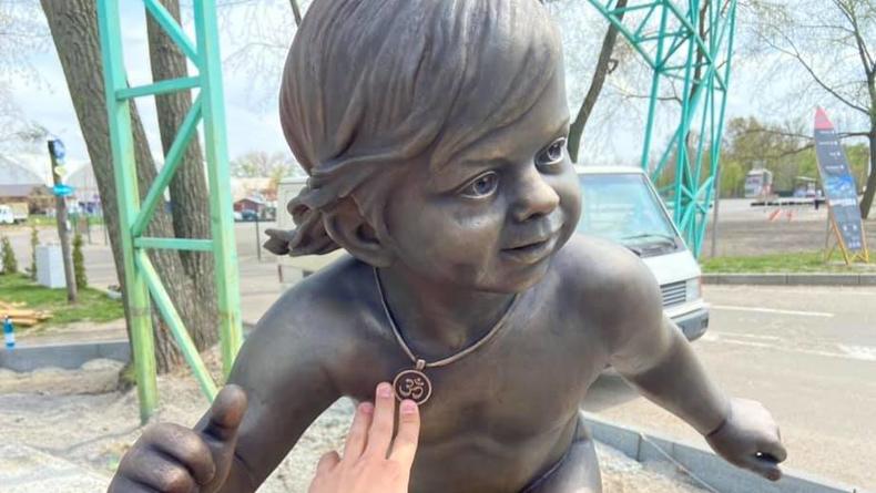 Ко Дню Киева устанавливается скульптура от автора малышей на Почтовой
