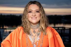 Наталья Могилевская в новом клипе "До дна" спела в пустыне