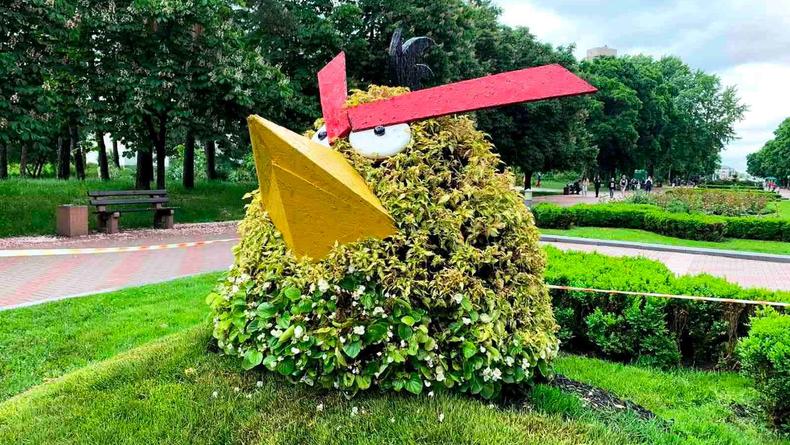 В Киеве в парке "Победа" появились скульптуры Губки Боба и Angry Birds