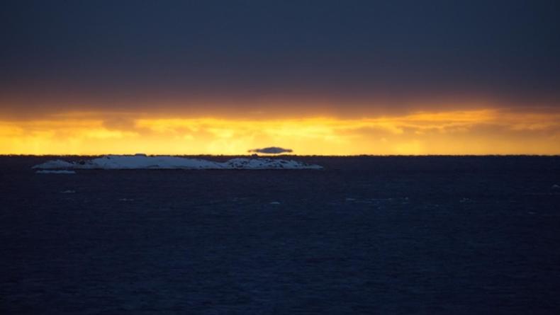 В Антарктиде "летали" айсберги - фото