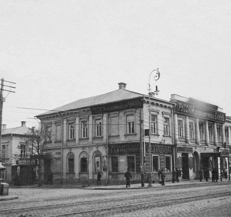 Дом Федора Коробки. Фото нач. 20 в. На переднем плане – ажурный столб электрического освещения Дом Федора Коробки. Фото нач. 20 в. На переднем плане – ажурный столб электрического освещения
