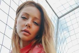 Тина Кароль снялась голой в обнимку с королевским питоном