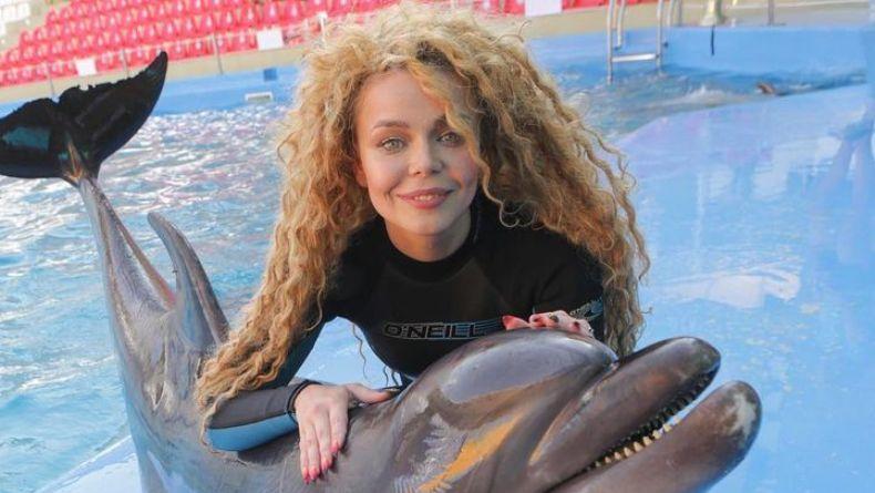 Алина Гросу со своим парнем порезвилась на дельфинах