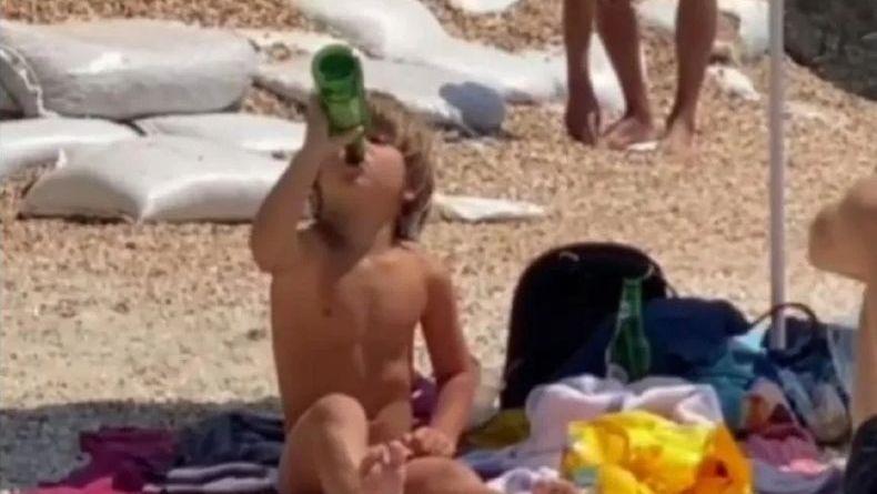На пляже Кирилловки маленький ребенок распивал пиво – Видео