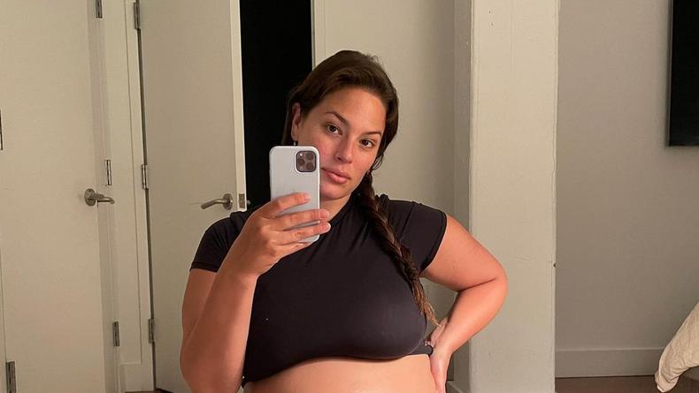 Эшли Грэм показала новые голые фото во время своей беременности