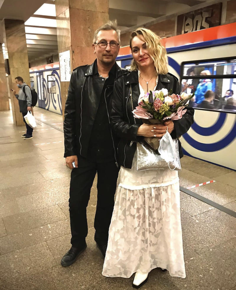 Антон вместе с супругой Александрой. Антон вместе с супругой Александрой.
