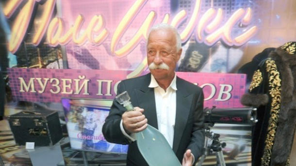 Якубович часто получает подарки на программах. Якубович часто получает подарки на программах.