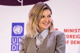 Зеленская открыла форум в честь ЮНИСЕФ в жгуче-красном наряде