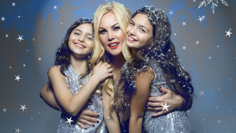 Камалия с дочками представила новогоднюю песню