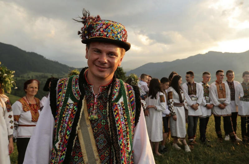 У него есть целый список мест, куда бы он отправился по Украине. У него есть целый список мест, куда бы он отправился по Украине.