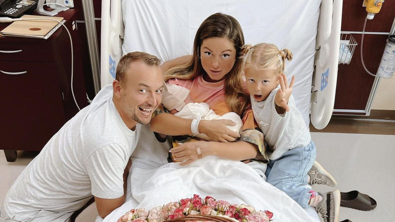 Певица Нюша показала первое семейное фото с новорожденным сыном