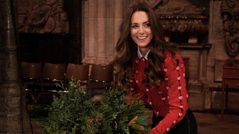 Королевский шик: Кейт Миддлтон в стильном кардигане нарядила елку в церкви