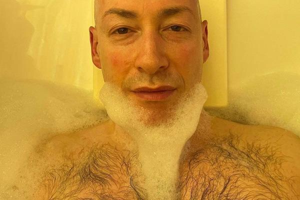 Дмитрий Гордон показал, как нежится в ванной.