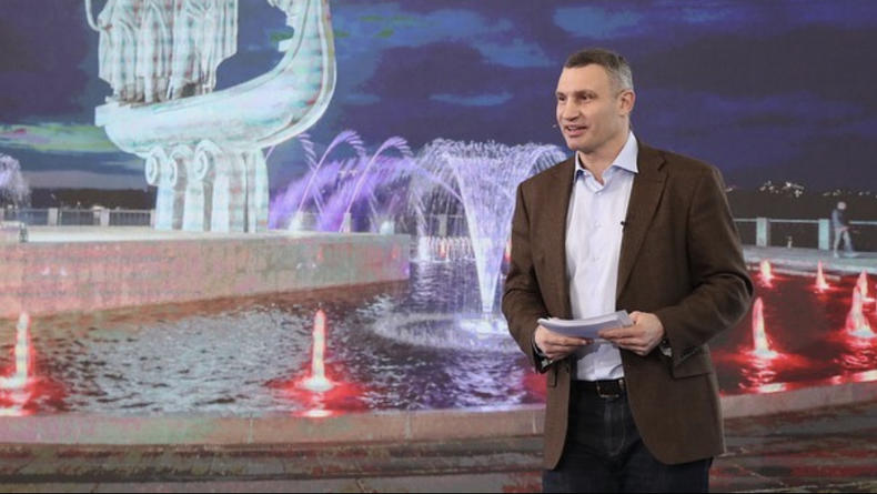 Кличко в "теме": Мэр Киева представил календарь на 2222 год