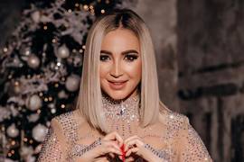 Бузова разозлила подписчиков новогодними снимками с тигренком