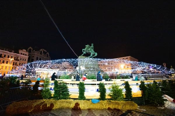 Каток создан специально для поклонников зимних активностей.