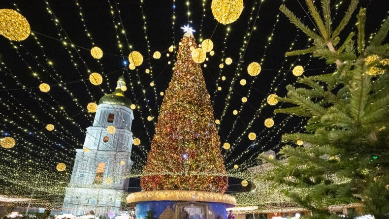 Посетить праздничную локацию на Софиевской площади можно до 17 января - елку ждет демонтаж