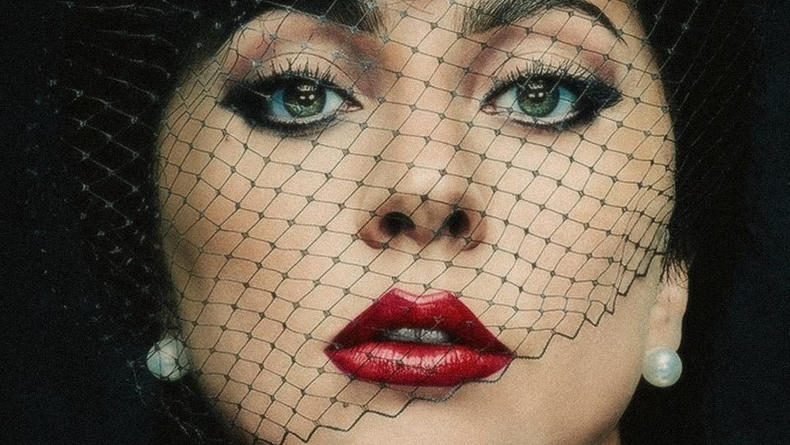 Леди Гага пожаловалась, что из "Дома Гуччи" вырезали ее интимную сцену с Сальмой Хайек
