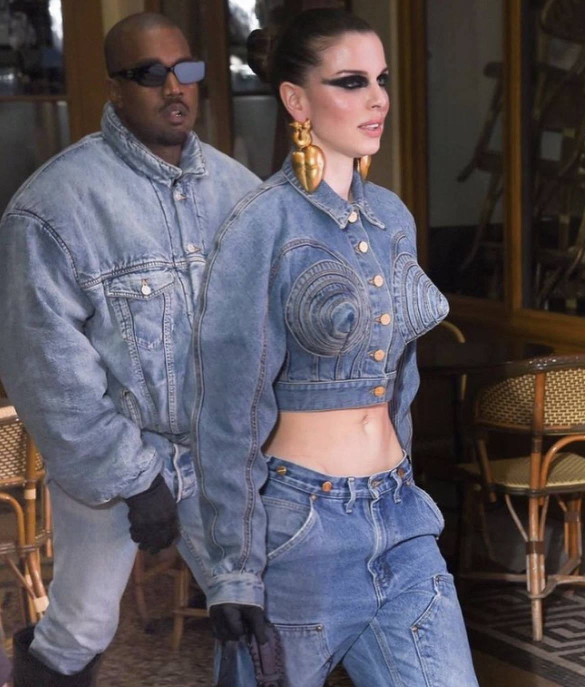 Пара пришла в парном джинсовом аутфите. / instagram heygoodies