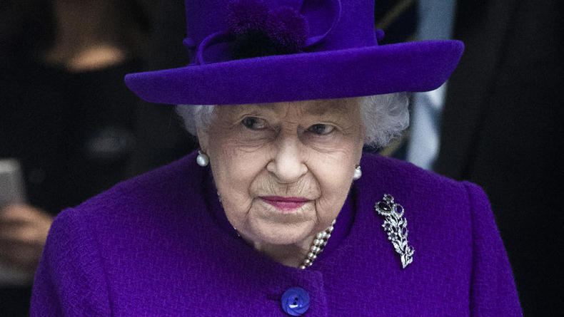 Королева Елизавета появилась на публике с тростью: Не могу двигаться