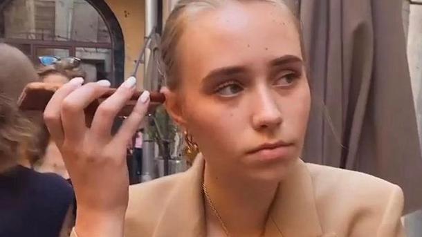 Девушка закрыла страницу после потока хейта Девушка закрыла страницу после потока хейта