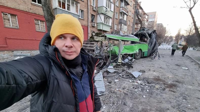 Дмитрий Комаров снимает и показывает разрушенные войной дома в Киеве