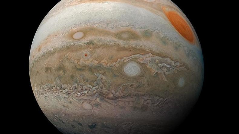 "Латте больше, чем Земля": в НАСА показали эпичный шторм на Юпитере