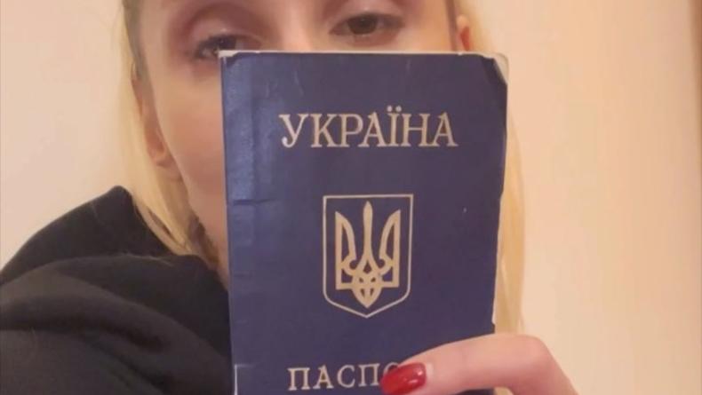 Лобода помахала потрепанным украинским паспортом, не сказав о войне
