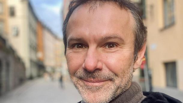 Вакарчук говорил с беженкой из Мариуполя на автозаправке Вакарчук говорил с беженкой из Мариуполя на автозаправке