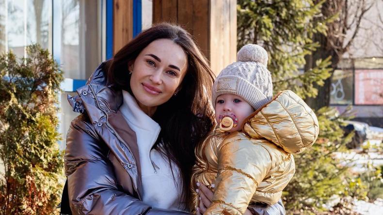 Жена Джеджулы вернулась в Украину после "скитания" за границей