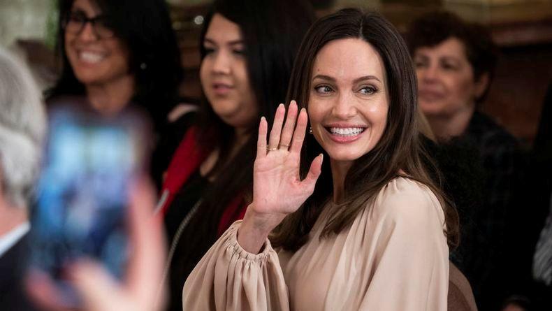 Анджелина Джоли носит кольцо с изображением Украины