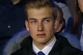 Сын Лукашенко замечен со спутницей на выпускном в сине-желтых цветах