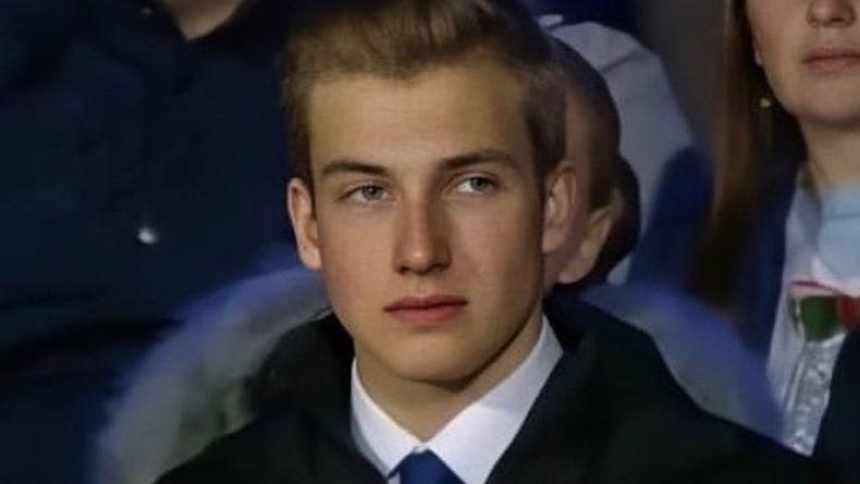 Син Лукашенка помічений зі супутницею на випускному в синьо-жовтих барвах